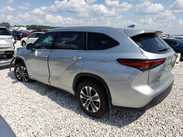 5TDGZRBH1NS582173 - 2022 TOYOTA HIGHLANDER XLE SILVER photo 2