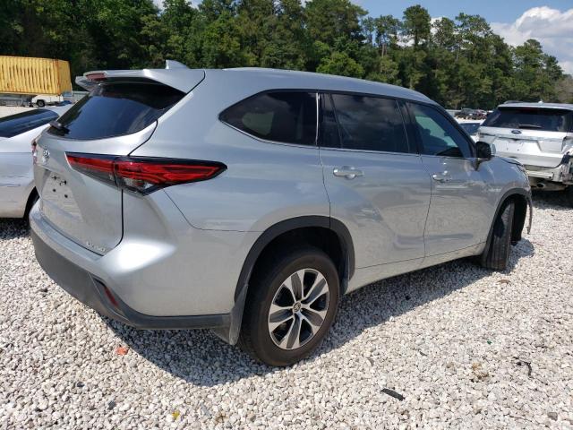 5TDGZRBH1NS582173 - 2022 TOYOTA HIGHLANDER XLE SILVER photo 3