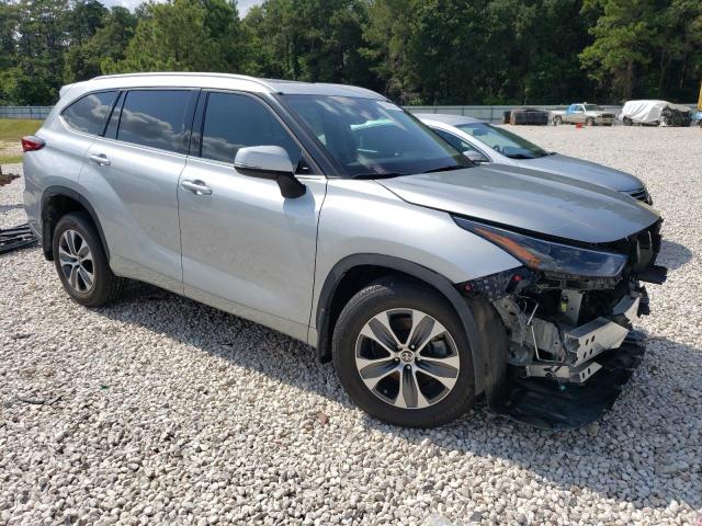 5TDGZRBH1NS582173 - 2022 TOYOTA HIGHLANDER XLE SILVER photo 4