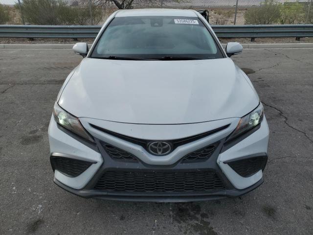 4T1G11AK7PU099724 - 2023 TOYOTA CAMRY SE NIGHT SHADE WHITE photo 5
