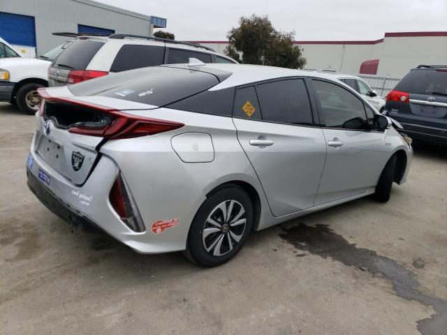 JTDKARFP1J3073926 - 2018 TOYOTA PRIUS PRIM SILVER photo 3