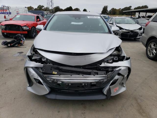 JTDKARFP1J3073926 - 2018 TOYOTA PRIUS PRIM SILVER photo 5
