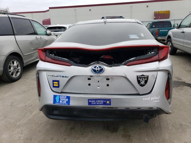 JTDKARFP1J3073926 - 2018 TOYOTA PRIUS PRIM SILVER photo 6