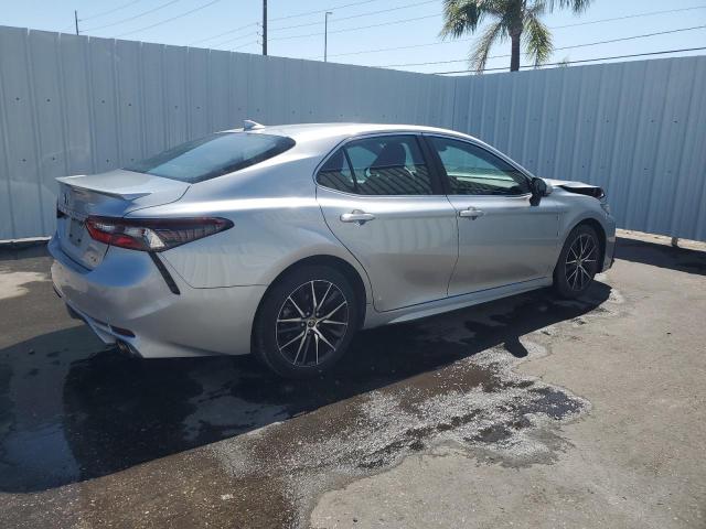 4T1G11AK1PU839591 - 2023 TOYOTA CAMRY SE NIGHT SHADE SILVER photo 3