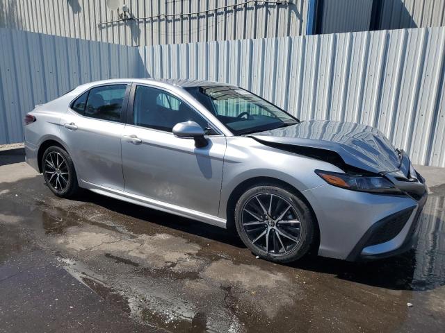 4T1G11AK1PU839591 - 2023 TOYOTA CAMRY SE NIGHT SHADE SILVER photo 4
