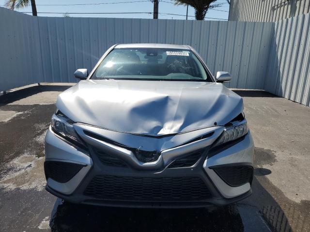 4T1G11AK1PU839591 - 2023 TOYOTA CAMRY SE NIGHT SHADE SILVER photo 5