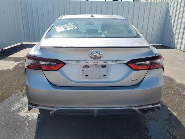 4T1G11AK1PU839591 - 2023 TOYOTA CAMRY SE NIGHT SHADE SILVER photo 6