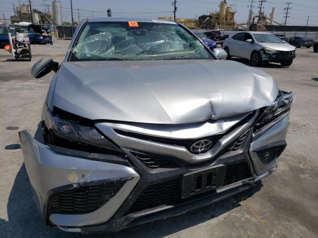 4T1G11AK4PU746998 - 2023 TOYOTA CAMRY SE NIGHT SHADE SILVER photo 5