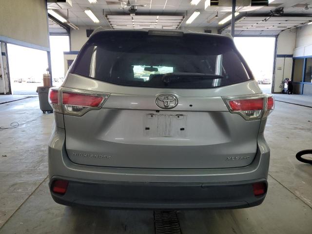 5TDJKRFHXFS114609 - 2015 TOYOTA HIGHLANDER XLE 银色 照片 6