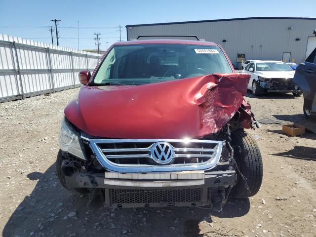 2C4RVABGXER134858 - 2014 VOLKSWAGEN ROUTAN SE RED photo 5