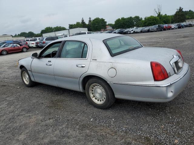 1LNHM81WX1Y733793 - 2001 LINCOLN TOWN CAR EXECUTIVE SILVER photo 2