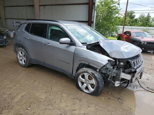 3C4NJDBB0JT239769 - 2018 JEEP COMPASS LATITUDE SILVER photo 4