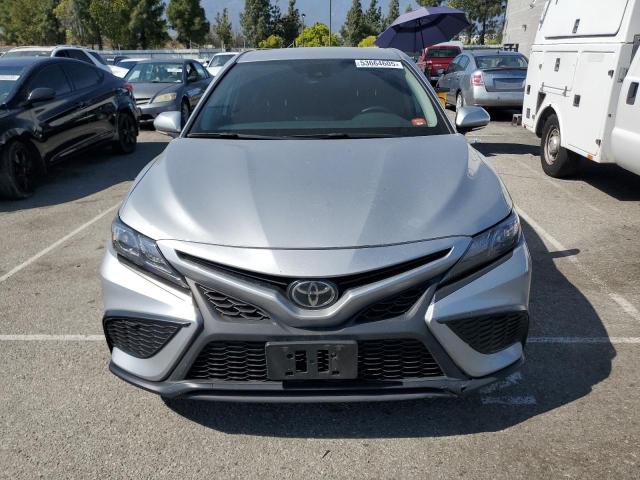 4T1G11AK2PU151955 - 2023 TOYOTA CAMRY SE NIGHT SHADE SILVER photo 5