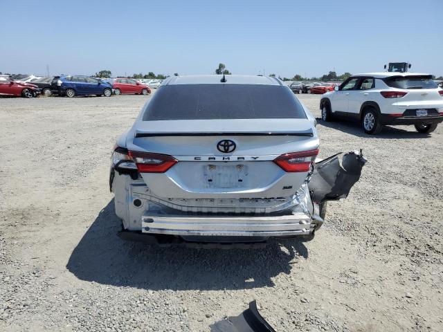 4T1G11AK1MU415386 - 2021 TOYOTA CAMRY SE SILVER photo 6