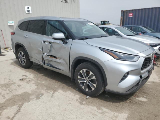 5TDGZRBH4MS081292 - 2021 TOYOTA HIGHLANDER XLE SILVER photo 4