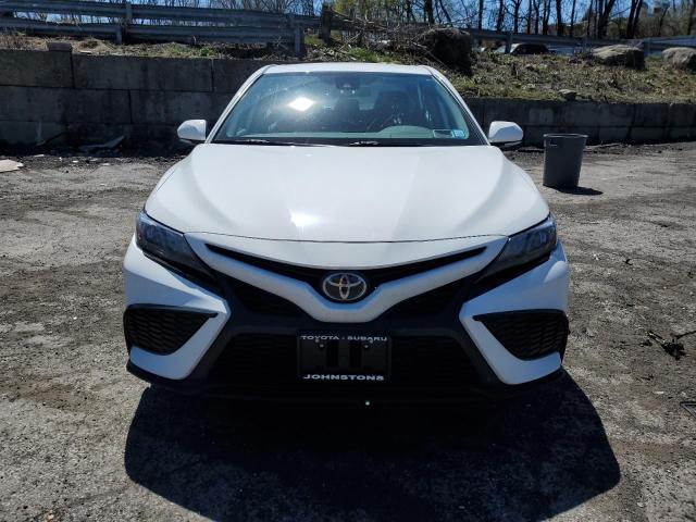 4T1G11AKXPU815080 - 2023 TOYOTA CAMRY SE NIGHT SHADE WHITE photo 5