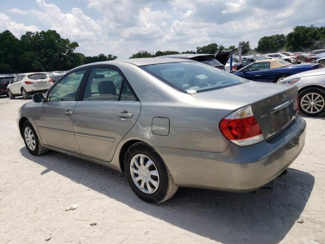 4T1BE32K15U507432 - 2005 TOYOTA CAMRY LE GREEN photo 2