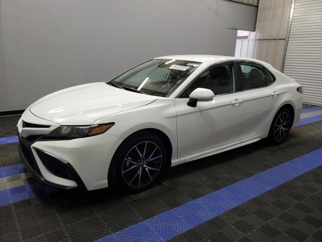 4T1G11AKXRU861172 - 2024 TOYOTA CAMRY SE NIGHT SHADE WHITE photo 1