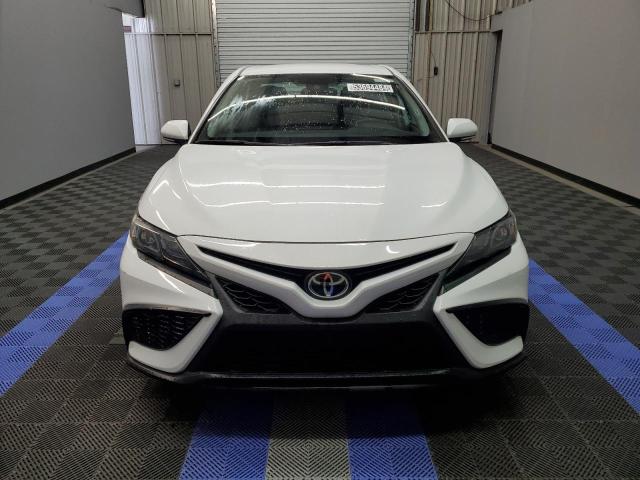4T1G11AKXRU861172 - 2024 TOYOTA CAMRY SE NIGHT SHADE WHITE photo 5