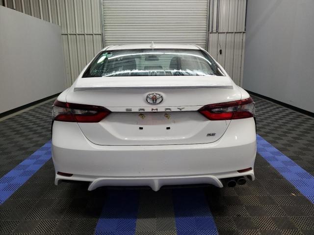 4T1G11AKXRU861172 - 2024 TOYOTA CAMRY SE NIGHT SHADE WHITE photo 6