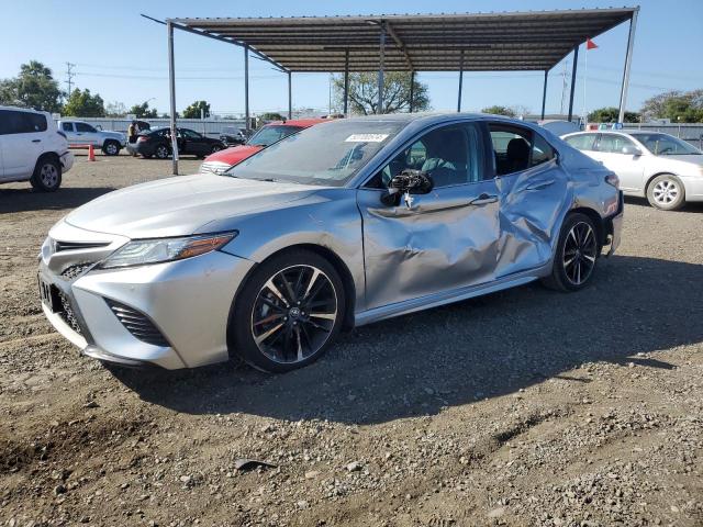 4T1BZ1HK2JU011372 - 2018 TOYOTA CAMRY XSE SILVER photo 1