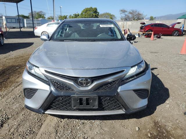 4T1BZ1HK2JU011372 - 2018 TOYOTA CAMRY XSE SILVER photo 5