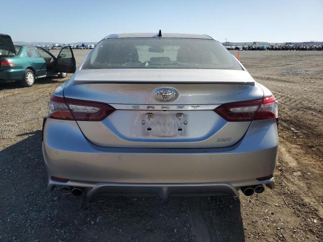 4T1BZ1HK2JU011372 - 2018 TOYOTA CAMRY XSE SILVER photo 6