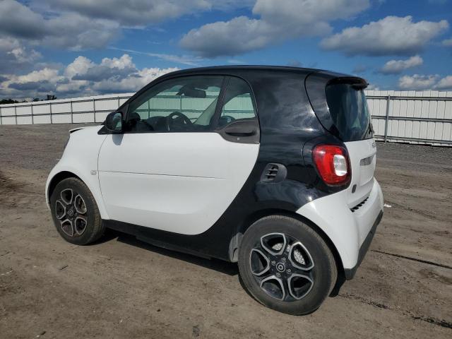 WMEFJ9BA6JK301574 - 2018 SMART FORTWO WHITE photo 2