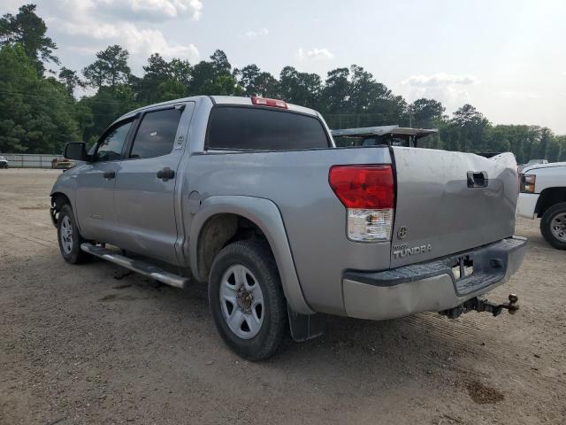 5TFEY5F14DX144921 - 2013 TOYOTA TUNDRA CREWMAX SR5 SILVER photo 2