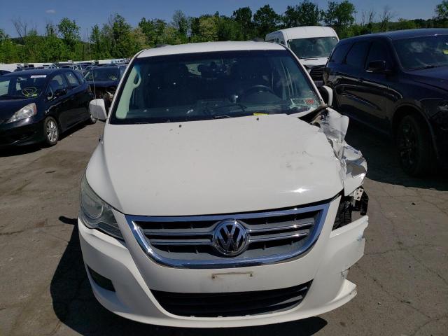 2V4RW3DG6BR717676 - 2011 VOLKSWAGEN ROUTAN SE WHITE photo 5