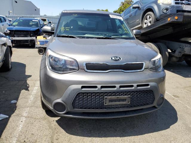 KNDJN2A29G7318086 - 2016 KIA SOUL GRAY photo 5