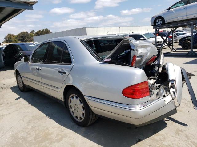 WDBJF65F3WA708246 - 1998 MERCEDES-BENZ E 320 SILVER photo 2