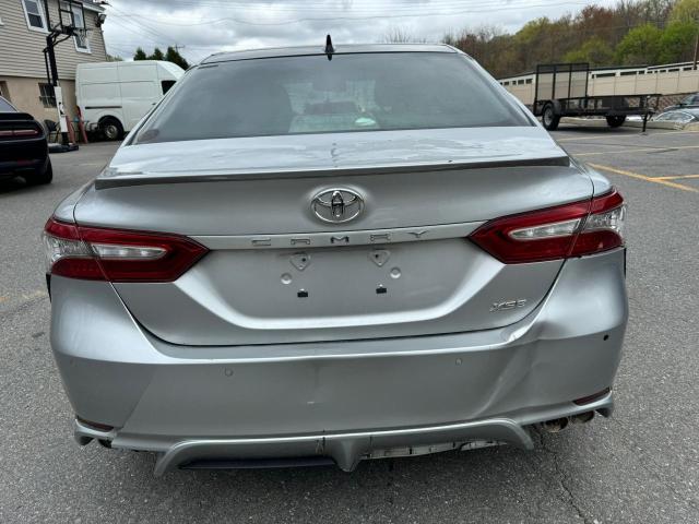 4T1B61HK8JU506037 - 2018 TOYOTA CAMRY XSE SILVER photo 6