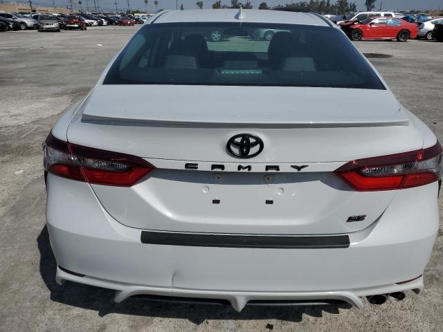 4T1G11AK5PU142439 - 2023 TOYOTA CAMRY SE NIGHT SHADE WHITE photo 6
