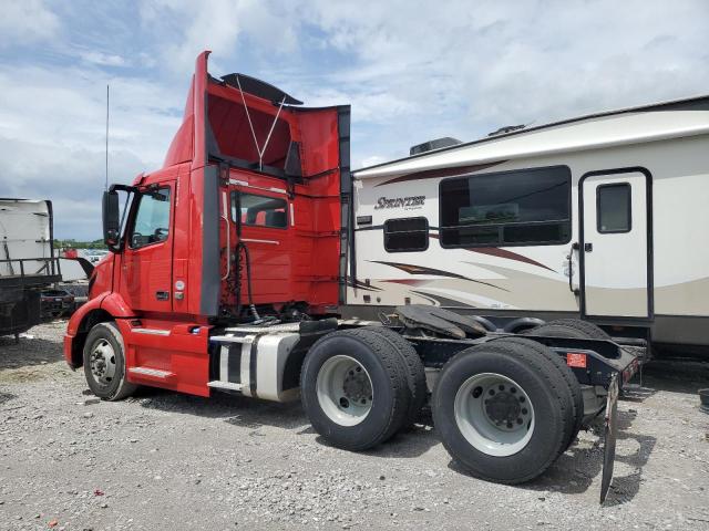 4V4WC9EG8LN225368 - 2020 VOLVO VNR RED photo 3