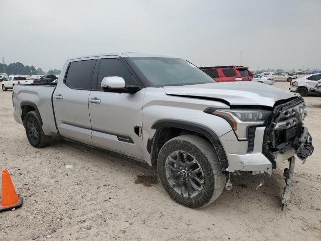 5TFNA5EC6PX011699 - 2023 TOYOTA TUNDRA CREWMAX PLATINUM Silber Foto 4