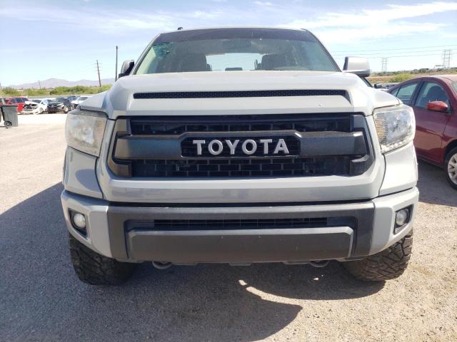 5TFDW5F16HX648751 - 2017 TOYOTA TUNDRA CREWMAX SR5 GRAY photo 5