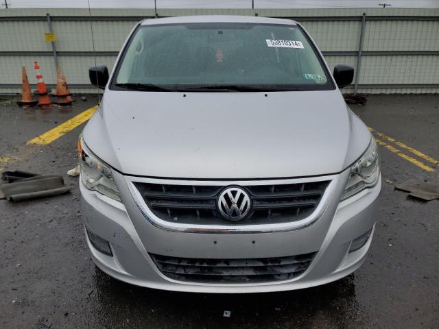 2V4RW4D16AR360645 - 2010 VOLKSWAGEN ROUTAN S GRAY photo 5