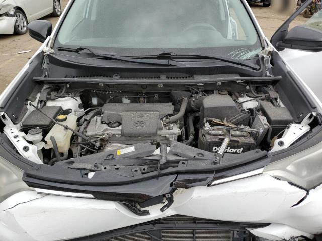 2T3ZFREV0HW357703 - 2017 TOYOTA RAV4 LE 白色 照片 11