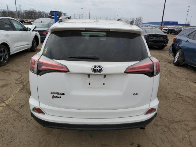2T3ZFREV0HW357703 - 2017 TOYOTA RAV4 LE 白色 照片 6