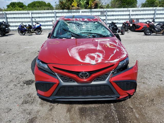 4T1T11AK4PU092437 - 2023 TOYOTA CAMRY SE NIGHT SHADE RED photo 5