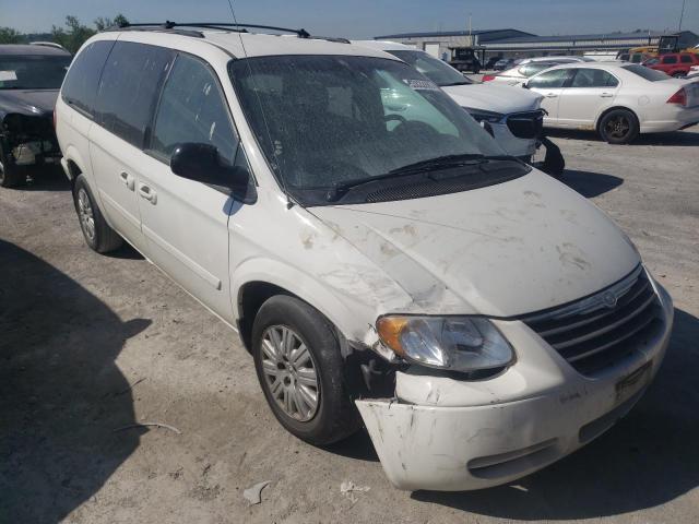 2C4GP44R55R307753 - 2005 CHRYSLER TOWN & COU LX WHITE photo 4