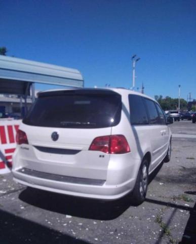 2C4RVABG4CR354185 - 2012 VOLKSWAGEN ROUTAN SE WHITE photo 4