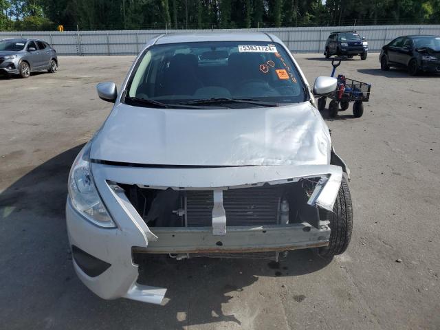 3N1CN7APXHL801538 - 2017 NISSAN VERSA S SILVER photo 5