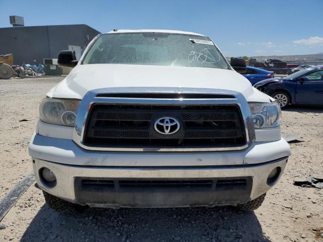 5TFUW5F14DX315569 - 2013 TOYOTA TUNDRA DOUBLE CAB SR5 WHITE photo 5