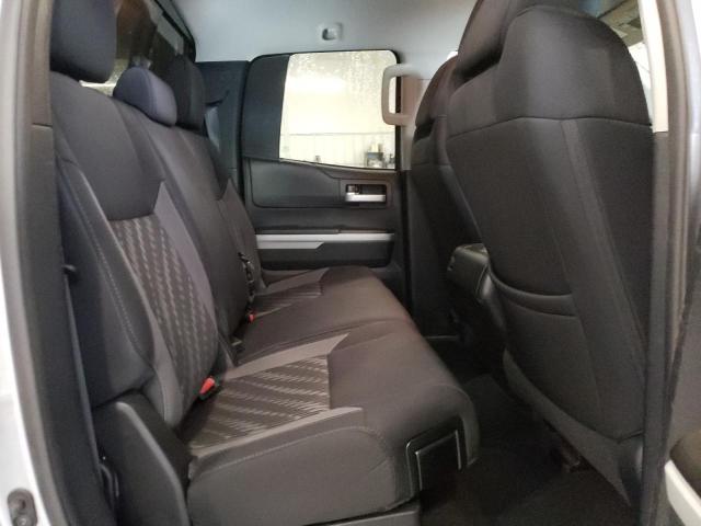 5TFUW5F19JX763088 - 2018 TOYOTA TUNDRA DOUBLE CAB SR/SR5 SILVER photo 10