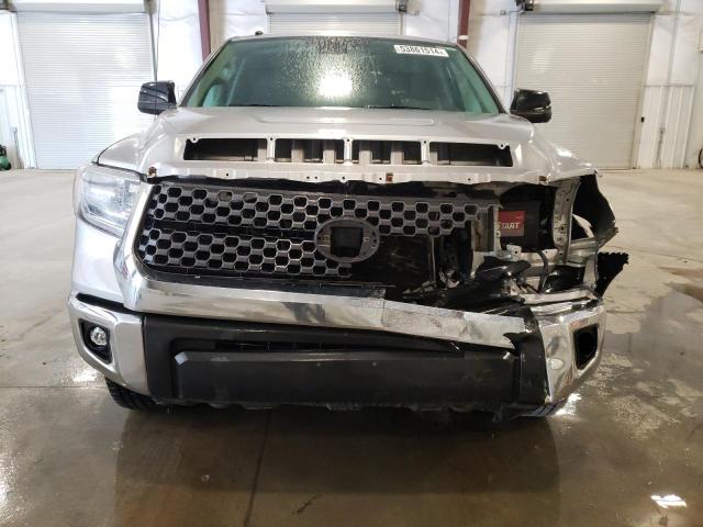 5TFUW5F19JX763088 - 2018 TOYOTA TUNDRA DOUBLE CAB SR/SR5 SILVER photo 5