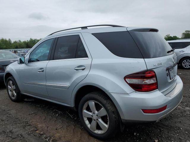4JGBB8GB2BA689850 - 2011 MERCEDES-BENZ ML 350 4MATIC GRAY photo 2