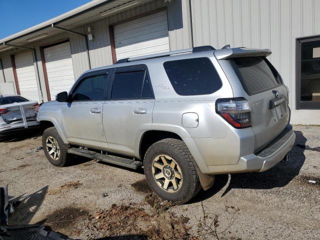 JTEBU5JR7J5543854 - 2018 TOYOTA 4RUNNER SR5/SR5 PREMIUM WHITE photo 2