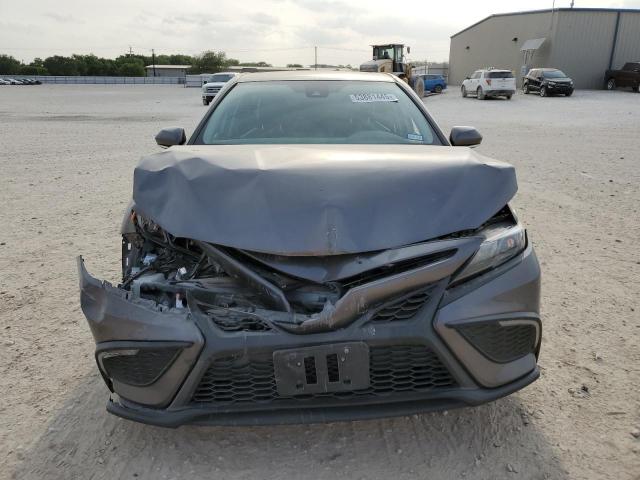 4T1G11AK5RU193765 - 2024 TOYOTA CAMRY SE NIGHT SHADE GRAY photo 5